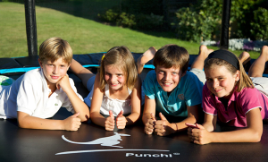 enfants heureux trampoline